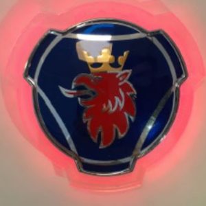 LOGO DECORATIVO ROJO REJILLA DELANTERA SCANIA