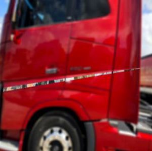 MOLDURA CROMADA LATERAL CABINA VOLVO (FH4)