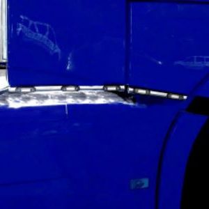 MOLDURA CROMADA LATERAL CABINA VOLVO (FH4)