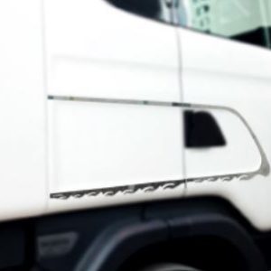EMBELLECEDOR CROMADO LATERAL CABINA SCANIA (1998-2016)
